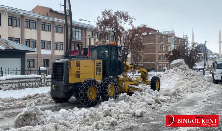 Karlıova’da Günde 40 Kamyon Kar İlçe Dışına Taşınıyor