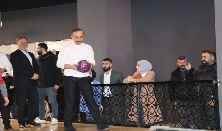 Mardin’de Başkan adayı Erin bowlingde hünerlerini sergiledi