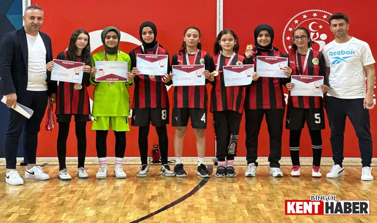 Karlıova'dan Kız Futsal Takımı 'Birinci' Oldu