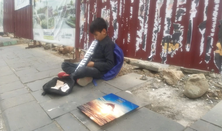 Bingöl'de Minik Müzisyen Sokaklarda Melodika Çalıyor