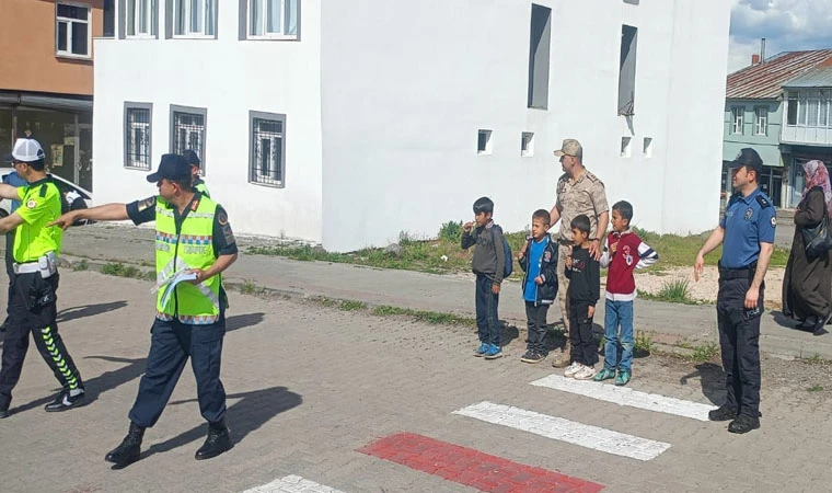 Karlıova'da Öğrencilere Trafik Eğitimi Verildi