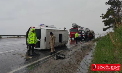 Bingöl minibüsü Van’da kaza yaptı: 3 yaralı