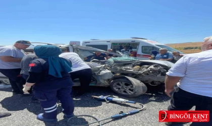 Hafif ticari araç ile traktör çarpıştı: 5 yaralı