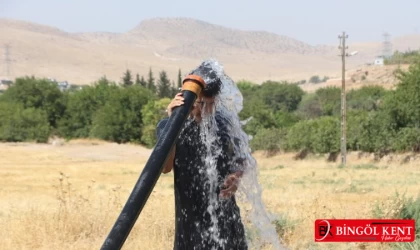 Mardin’de sıcaktan bunalan vatandaş tarım sulama hortumu ile serinledi