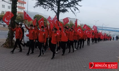 Bingöl'de öğrencilerin 'Bayrak Yürüyüşü'