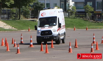 Bingöl'deki ambulans şoförlerine sürüş güvenliği eğitimi