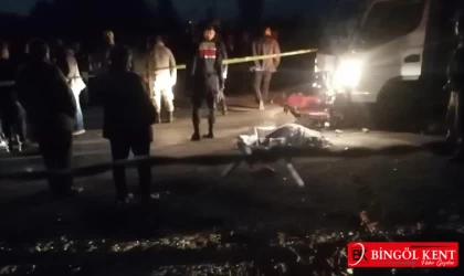 Kamyonetle motosiklet çarpıştı: 2 ölü