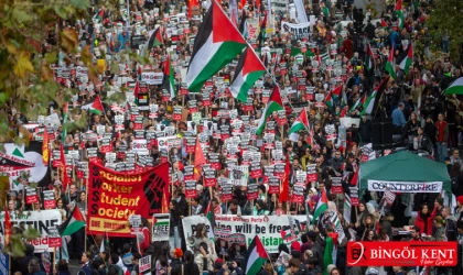 Londra’da binlerce kişi Filistin’e destek için bir kez daha yürüdü