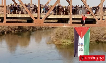 Bingöl'de tarihi köprüye Filistin bayrağı asıldı