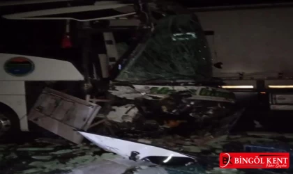 Bingöl'de yolcu otobüsü ile tır çarpıştı: 8 yaralı