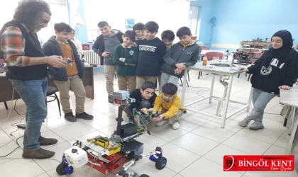 Bingöl'de öğrenciler robotları inceledi
