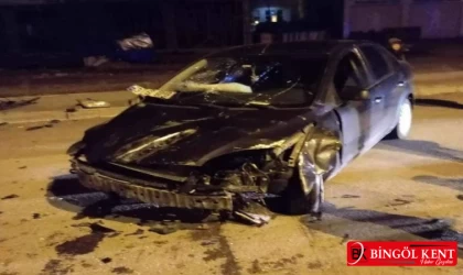Bingöl'de Trafik Kazası: Araç Bariyerleri Aşarak Karşı Yola Uçtu, 1 Yaralı!