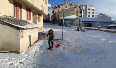 Karlıova’da yoğun kar, 40 köy yolunu ulaşıma kapattı
