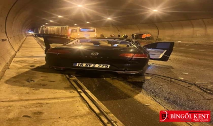 Aydın-İzmir Otobanında Tünel Faciası: Tırın Çarptığı Otomobilde 2 Kişi Yaralandı