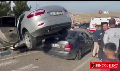 Mardin'de İki Araç Üst Üste Çarpıştı: İlginç Kaza Meydana Geldi!