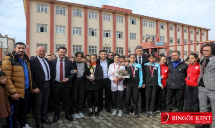 Bingöl Kız Takımı, Isparta Dönüşünde 'Şampiyon Gibi' Karşılandı!