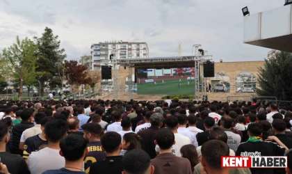 Diyarbakır'da Binlerce Taraftar Dev Ekranda Maç Keyfi Yaptı