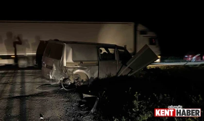Diyarbakır’da Otomobil ile Kamyonet Çarpıştı: 3’ü Çocuk 13 Yaralı