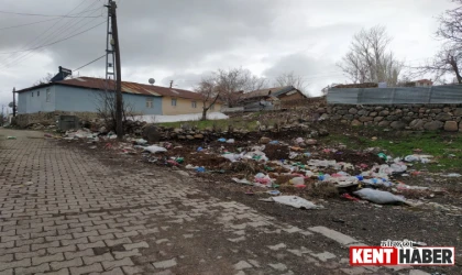 Karlıova Sokaklarında Biriken Çöpler, Bayram Sevincini Gölgeledi!