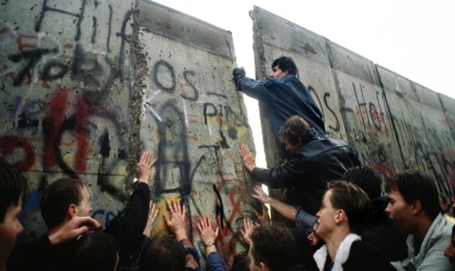 Berlin Duvarı'nın Yıkılışı ve Bingöl'ün Yeniden Doğuşu