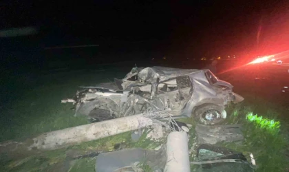 Muş'ta Elektrik Direğine Çarpan Otomobilin Sürücüsü Hayatını Kaybetti